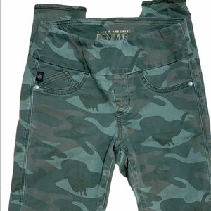Rock & Republic - Size 2 CAMO Skinny Jeans